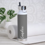Bouteille D'eau Mariage personnalisé Dark Grey Bridesmaid<br><div class="desc">Offrez à votre femme de chambre ou à votre femme d'honneur mariage cette bouteille d'eau isolée à la mode et sous vide qui porte son nom en blanc, stylisée sur un arrière - plan gris foncé conçu pour correspondre à votre schéma de couleurs mariages. Personnalisez la bouteille en modifiant et...</div>