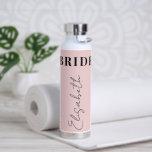Bouteille D'eau Mariée élégante typographie nom script personnalis<br><div class="desc">Élégant chic rose clair et noir équipe de douche de mariée bouteille d'eau personnalisée avec nom personnalisé dans un style de signature chic calligraphie script.      Veuillez noter que la couleur peut être modifiée pour correspondre à votre palette de couleurs de mariage.</div>