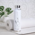 Bouteille D'eau Mariée | Police de script moderne en noir personna<br><div class="desc">Voici une excellente idée cadeau pour la mariée d'être! Un design de typographie moderne "Bride" simple mais élégant, qui peut être customisé en sélectionnant "personnaliser ce modèle". Veuillez noter que si vous changez la couleur de la conception "Mariée", il faut la faire des DEUX côtés en sélectionnant "modifier la conception"....</div>