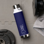 Bouteille D'eau Marine Blue Modern Typographie Personnalisée<br><div class="desc">Bouteille d'eau tendance, isolée sous vide, avec nom personnalisé en blanc, typographie moderne sur un arrière - plan bleu marine. Personnalisez la bouteille en modifiant le nom et en remplaçant le nom par le vôtre. Parfait pour un cadeau d'anniversaire, cadeau de marionnettiste mariage, etc. Sélectionnez votre style de bouteille d'eau....</div>