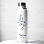 Bouteille D'eau Marine Nom bleu Floral Bachelorette Bride<br><div class="desc">Célébrez en style avec notre nom Scripté main Bachelorette de la fête de la nuptiale Tumbler à vin thermique. Doté d'un design élégant et personnalisé, ce tourbillon est parfait pour garder les boissons à la température idéale pendant vos festivités nuptiales. Conçu à partir de matériaux isolants de haute qualité, il...</div>