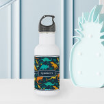 Bouteille D'eau Marine | Nom d'enfant Motif de dinosaures colorés<br><div class="desc">Personnalisez cette jolie bouteille d’eau à thème dinosaure avec le nom de votre enfant en lettres blanches pour une touche personnalisée cool ! Créé spécialement pour les enfants amateurs de dinosaures, ce design coloré présente des illustrations de dinosaures orange, jaune et vert menthe sur un arrière - plan bleu marine....</div>