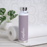 Bouteille D'eau Mauve Mariage personnalisé Couleur de la servante<br><div class="desc">Offrez à votre femme de chambre ou à votre femme d'honneur mariage cette bouteille d'eau isolée à la mode et sous vide qui porte son nom en blanc stylisé sur un arrière - plan de couleur mauve conçu pour correspondre à votre schéma de couleurs mariages. Personnalisez la bouteille en éditant...</div>