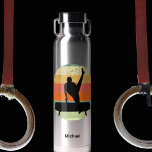 Bouteille D'eau Mens Gymnastique Homme Gymnaste Sunset Personnalis<br><div class="desc">Mens Gymnastique Garçons Team Sunset bouteille d'eau personnalisée. Gymnaste masculine forte sur un cheval pommel devant une image de coucher de soleil rétro cool avec votre nom personnalisé dessus.</div>