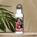 Bouteille D'eau Mignonne COEUR T'AIME MÈRE Fête des Mères Photo<br><div class="desc">Cute Heart Love You Mom's Mother's Day Photo Water Bottle présente votre photo préférée avec le texte "(love heart) you Mom" en script blanc moderne avec vos noms ci-dessous. Personnalisez en modifiant le texte dans la zone de texte fournie et en ajoutant votre propre image. Conçu par ©Evco Studio www.zazzle.com/store/evcostudio...</div>