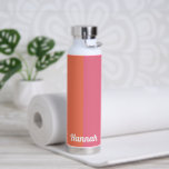 Bouteille D'eau Minuscules touches orange rose moderne personnalis<br><div class="desc">Tendance,  minimaliste,  moderne rayures rose et orange,  personnalisez-le avec votre nom imprimé dans une police de script blanc.</div>