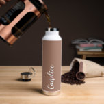 Bouteille D'eau Mocha Personanlisé Mariage Bridesmaid<br><div class="desc">Offrez votre femme de chambre ou femme d'honneur mariage avec cette bouteille d'eau isolée à la mode et vide qui porte son nom en blanc, stylisée sur un arrière - plan de couleur mocha tendance conçu pour correspondre à votre schéma de couleurs mariage. Personnalisez la bouteille en modifiant et en...</div>