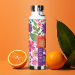 Bouteille D'eau Modèle floral Art plat tendance avec bloc de nom<br><div class="desc">Un design floral et audacieux aux tons violets et roses colorés avec un bloc de couleur amusant pour ajouter votre nom ou n'importe quel texte. La folle motif aux fleurs a une variété de couleurs. Vous pouvez ajouter un nom, un monogramme ou un autre texte personnalisé. Si vous avez besoin...</div>
