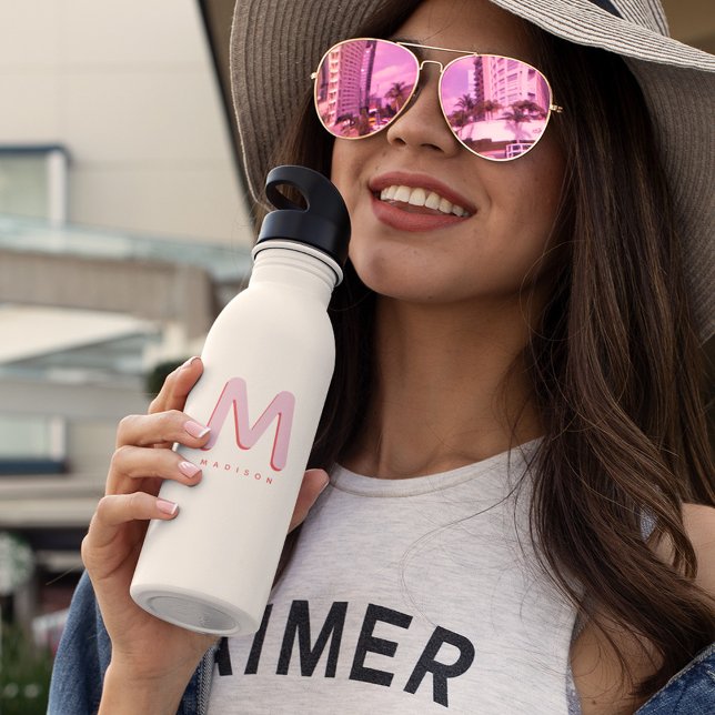Bouteille D'eau Moderne Cute Nom personnalisé Monogramme rétro (Hey trendy teens! Keep cool in the most stylish way possible with this custom retro water bottle!)
