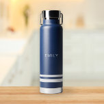Bouteille D'eau Moderne minimaliste Marine Bleu Blancs<br><div class="desc">Bouteille d'eau minimaliste moderne Marine Bleu Bleu Blancs. Personnalisez avec votre nom personnalisé.</div>