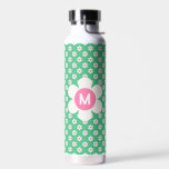Bouteille D'eau Monogramme Custom Retro Daisis rose et vert<br><div class="desc">Un heureux et lumineux motif de marguerite rétro dans les tons vert et rose pâle. Cette conception peut être personnalisée avec une lettre monogramme. Un grand cadeau personnalisé pour un anniversaire ou toute occasion.</div>