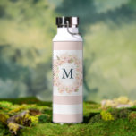 Bouteille D'eau Monogramme de germe rose cerise<br><div class="desc">Cette bouteille d'eau élégante et moderne présente un monogramme avec une couronne de cerisier sur un arrière - plan blanc à rayures roses. Personnalisez-le selon vos besoins. Vous pouvez trouver des produits correspondants dans mon magasin.</div>