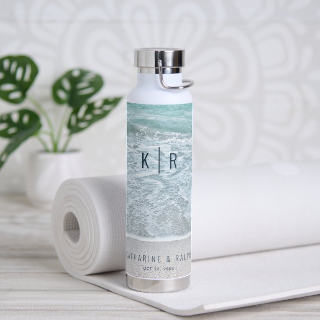 Bouteille D'eau Monogramme de mariage tropical Ocean & Sandy Beach (Yoga)