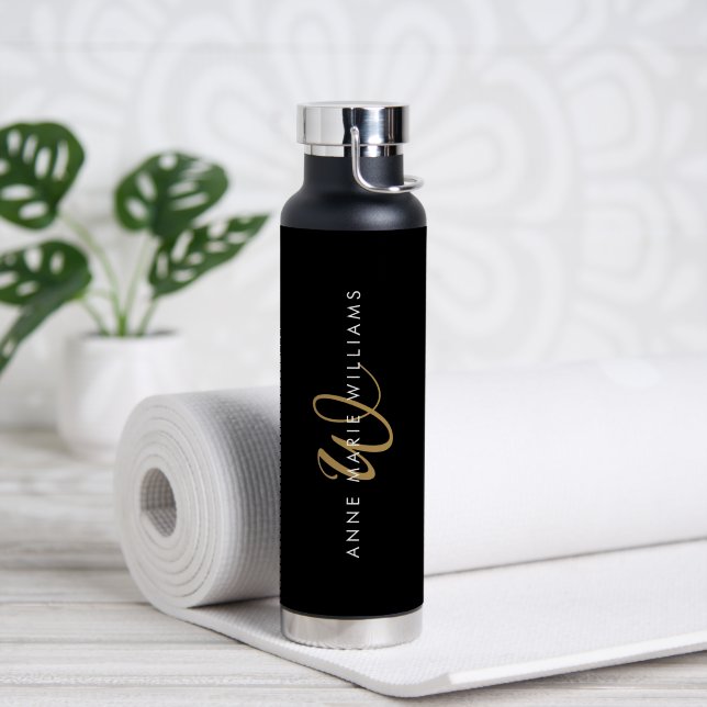 Bouteille D'eau Monogramme de script or noir moderne (Yoga (pivoté))