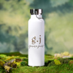 Bouteille D'eau Monogramme d'or minimaliste moderne Élégant Script<br><div class="desc">Un monogramme d'or minimaliste moderne avec script d'or nom bouteille d'eau design pour la maison ou le bureau.</div>