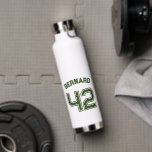 Bouteille D'eau Monogramme du numéro du joueur<br><div class="desc">Restez hydratés avec style avec notre bouteille d'eau de Joueur Numéro Monogramme! Conçu pour les sportifs et les amateurs de sport, cette bouteille légère et durable dispose d'un monogramme personnalisable avec votre numéro de joueur. Que vous soyez sur le terrain ou en déplacement, montrez votre esprit d'équipe et démarrez avec...</div>