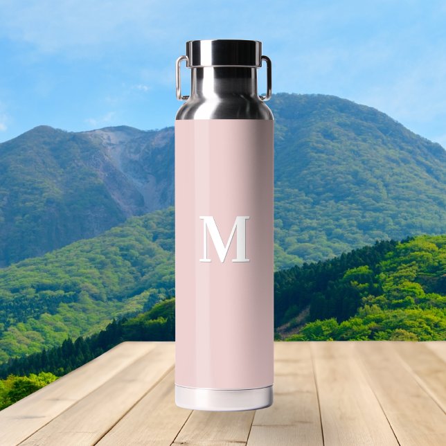 Bouteille D'eau Monogramme Initiale Rose Pâle Élégant (A stainless steel water bottle in blush pink, personalized with a white monogram initial)