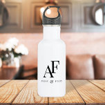 Bouteille D'eau Monogramme mariage Élégant Simple Minimaliste<br><div class="desc">Une simple bouteille d'eau en monogramme mariage avec typographie traditionnelle classique en noir dans un style élégant. Le texte peut être facilement customisé avec vos noms pour le design parfaitement personnalisé!</div>