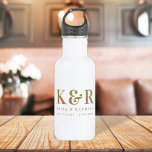 Bouteille D'eau Monogramme mariage minimaliste Or simple et blanc<br><div class="desc">Une collection minimaliste de monogramme mariage design de produits avec typographie classique traditionnelle en or sur un arrière - plan blanc simple et propre. Le design parfaitement personnalisé pour votre journée spéciale !</div>
