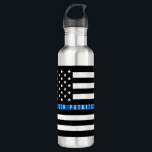 Bouteille D'eau Monogramme mince de drapeau américain de Blue Line<br><div class="desc">Cette bouteille d'eau est le choix parfait pour des activités de sports. Les caractéristiques de conception un drapeau américain noir et blanc avec une rayure bleue de police au centre et à un nom pour que vous personnalisiez dans une typographie blanche moderne. Le choix parfait pour la police.</div>