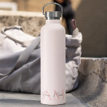 Bouteille D'eau Monogramme minimal initial et nom Pastel rose<br><div class="desc">Restez hydratés avec style grâce à notre Monogramme Personnalisé Pastel Pink Initial & Nom Bouteille d'eau. Dotée d'un design rose pastel chic avec un monogramme personnalisable et un nom, cette bouteille d'eau élégante ajoute une touche personnelle à votre routine quotidienne d'hydratation. Fabriqué en acier inoxydable de haute qualité, sans BPA,...</div>