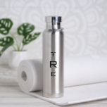 Bouteille D'eau Monogramme minimal sur argent<br><div class="desc">Le monogramme vertical noir minimal et gras sur l'argent présente une initiale plus grande au centre. Remplacez les 3 initiales par les vôtres dans la barre latérale. Autres couleurs et styles de bouteilles d'eau disponibles dans la barre latérale. Copyright © Claire E. Skinner. Tous droits réservés.</div>