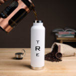 Bouteille D'eau Monogramme minimal sur blanc<br><div class="desc">Le monogramme vertical noir gras et minimal sur le blanc présente une initiale plus grande au centre. Remplacez les 3 initiales par les vôtres dans la barre latérale. Autres couleurs et styles de bouteilles d'eau disponibles dans la barre latérale. Copyright © Claire E. Skinner. Tous droits réservés.</div>