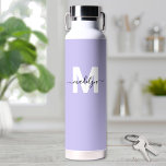 Bouteille D'eau Monogramme Moderne de Nom Violet<br><div class="desc">Créez Votre Propre Bouteille d'Eau Personnalisée avec Monogramme de Couleur Violet Lilas. Cette bouteille d'eau mignonne et élégante présente un fond violet lilas doux pour un look frais et apaisant. Une initiale blanche en gras est placée au centre, surmontée d'un nom en écriture cursive noire fluide pour un effet personnalisé...</div>