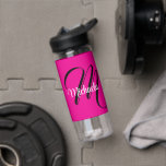 Bouteille D'eau Monogramme moderne minimaliste nom initial rose ch<br><div class="desc">Monogramme moderne minimaliste nom initial noir blanc. Nom personnalisé personnalisable avec une initiale cursive derrière sur une couleur rose chaud.</div>