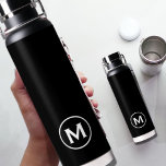 Bouteille D'eau Monogramme moderne noir et blanc<br><div class="desc">Ce design moderne de bouteille d'eau dispose d'un riche arrière - plan noir,  avec votre initiale monogramme en texte blanc gras pour un look simple et élégant,  mais professionnel.</div>