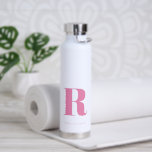 Bouteille D'eau Monogramme moderne rose simple<br><div class="desc">Bouteille d'eau Monogramme initiale simple et moderne. Créez votre propre bouteille personnalisée avec le nom initial personnalisé.</div>