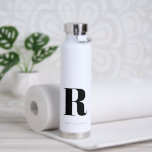 Bouteille D'eau Monogramme moderne simple<br><div class="desc">Bouteille d'eau Monogramme initiale simple et moderne. Créez votre propre bouteille personnalisée avec le nom initial personnalisé.</div>