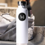 Bouteille D'eau Monogramme noir simple personnalisé<br><div class="desc">Élevez votre don avec cette simple BOUTEILLE D'EAU personnalisée Monogramme noir et blanc. Conçu dans une esthétique épurée et minimaliste, ce flacon d'eau présente un monogramme audacieux en noir et blanc classique. Parfait pour les cadeaux, les faveurs de mariage, ou comme un accessoire personnalisé de tous les jours. Ajoutez vos...</div>