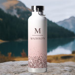 Bouteille D'eau Monogramme Nom Parties scintillant rose élégant Mo<br><div class="desc">Monogramme Nom Parties scintillant rose Stylish Monogrammed Insulated Water Bottle présente un design simple, moderne et élégant avec votre monogramme et nom dans la typographie script moderne sur un arrière - plan parties scintillant rose ombre. Un cadeau parfait pour la famille, les amis, les collègues de travail, les enseignants et...</div>
