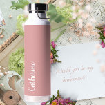 Bouteille D'eau monogramme personnalisé, rose orchidée avec monogr<br><div class="desc">Une belle typographie de script et une couleur rose orchidée moderne donnent à ce design une élégance simple. Un cadeau idéal pour elle, pour toute une gamme d'occasions : anniversaires, diplômes, propositions de demoiselles d'honneur, Fête des Mères et plus encore. Elle adorera ce cadeau pratique avec une touche personnelle !...</div>