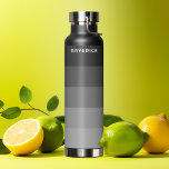 Bouteille D'eau Motif de bande rétro noir gris vintage vibe<br><div class="desc">Ajoutez votre nom à ce design masculin avec des rayures audacieuses. Un design rétro avec une police d'inspiration les années 70 et un motif minimal. Toutes les couleurs peuvent être modifiées. Créez le vôtre et changez les couleurs en votre combinaison préférée. Pour les utilisateurs avancés, vous pouvez cliquer sur le...</div>