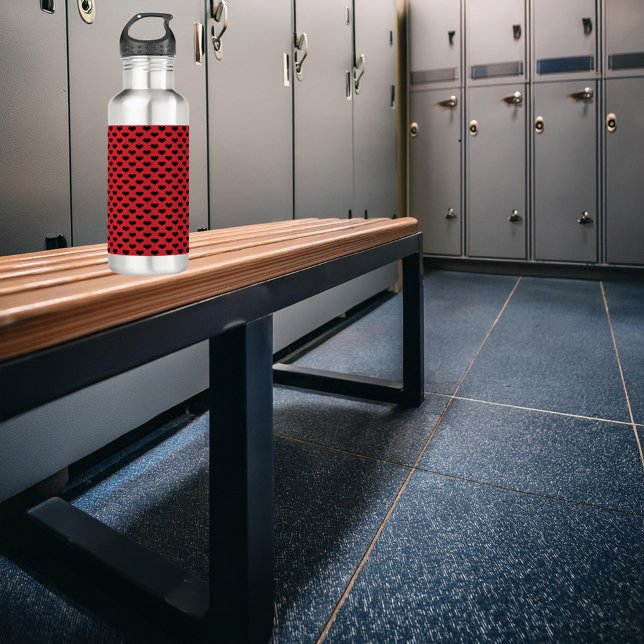 Bouteille D'eau Motif de Black Hearts Arrière - plan rouge (A water bottle with a pattern of black hearts on a red background.)