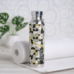 Bouteille D'eau Motif de demi-lune MCM tendance avec bloc de grand<br><div class="desc">Un design graphique et audacieux avec des nuances colorées de noir et d'or avec un bloc de couleur amusant pour ajouter votre nom ou n'importe quel texte. Le motif du milieu du siècle est un motif branché avec des touches de couleur. Vous pouvez ajouter un nom, un monogramme ou un...</div>