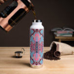 Bouteille D'eau Motif moderne baroque en bleu Bourgogne rose<br><div class="desc">Motif baroque moderne avec un design luxueux et complexe de riches formes ornementales dans une palette de couleurs chic de jolies couleurs rose,  bleu bordeaux et bleu. Un cadeau de luxe pour des occasions spéciales. Conçu exclusivement pour vous par Happy Dolphin Studio !</div>