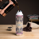 Bouteille D'eau Motif moderne baroque en rouge rose violet bleu<br><div class="desc">Motif baroque moderne avec un design luxueux et complexe de riches formes ornementales dans une palette de couleurs chic de jolies couleurs rouge,  rose,  violet,  bleu et jaune. Un cadeau de luxe pour des occasions spéciales. Conçu exclusivement pour vous par Happy Dolphin Studio !</div>