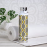 Bouteille D'eau motif super rétro - monogramme - taupe or<br><div class="desc">Une bouteille d'or à motif mod avec un endroit pour un simple monogramme. Le design taupe,  gris et or a un motif à vague organique super. Un look minimal dans des couleurs subtiles avec une simple police serif pour un monogramme.</div>