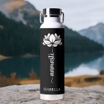 Bouteille D'eau Namaste Lotus Flower Moderne Nom personnalisé<br><div class="desc">Namaste Lotus Flower Moderne Nom personnalisé Sports Fitness Yoga Bouteille d'eau en acier inoxydable présente une fleur de lotus avec le texte "namaste" dans le script de calligraphie à la main moderne et personnalisée avec votre nom. Un cadeau parfait pour les amis et la famille pour l'anniversaire, Noël, Fête des...</div>