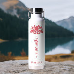 Bouteille D'eau Namaste Lotus Flower Moderne Nom personnalisé<br><div class="desc">Namaste Lotus Flower Moderne Nom personnalisé Sports Fitness Yoga Bouteille d'eau en acier inoxydable présente une fleur de lotus avec le texte "namaste" dans le script de calligraphie à la main moderne et personnalisée avec votre nom. Un cadeau parfait pour les amis et la famille pour l'anniversaire, Noël, Fête des...</div>