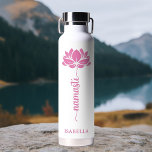 Bouteille D'eau Namaste Pink Lotus Flower Moderne Nom personnalisé<br><div class="desc">Namaste Pink Lotus Flower Moderne Nom personnalisé Sports Fitness Yoga Bouteille d'eau en acier inoxydable présente une fleur de lotus rose avec le texte "namaste" dans un script de calligraphie à lettres modernes et personnalisée avec votre nom. Un cadeau parfait pour les amis et la famille pour l'anniversaire, Noël, Fête...</div>