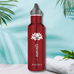 Bouteille D'eau Namaste Whit Lotus Flower Moderne Nom personnalisé<br><div class="desc">Namaste White Lotus Flower Modern Nom personnalisé Sports Fitness Yoga Stainless Steel Water Bottle présente une fleur de lotus blanc avec le texte "namaste" dans un script de calligraphie à lettres modernes et personnalisée avec votre nom. Un cadeau parfait pour les amis et la famille pour l'anniversaire, Noël, Fête des...</div>