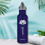 Bouteille D'eau Namaste Whit Lotus Flower Moderne Nom personnalisé<br><div class="desc">Namaste White Lotus Flower Modern Nom personnalisé Sports Fitness Yoga Stainless Steel Water Bottle présente une fleur de lotus blanc avec le texte "namaste" dans un script de calligraphie à lettres modernes et personnalisée avec votre nom. Un cadeau parfait pour les amis et la famille pour l'anniversaire, Noël, Fête des...</div>