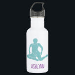 Bouteille D'eau Natation synchronisée Aqua et Purple Personnalisée<br><div class="desc">Présente une illustration simple d'un nageur synchronisé en aqua ou en bleu turquoise clair avec votre nom ou autre texte ci-dessous en lettres violettes brillantes. Cette bouteille d'eau personnalisée est un cadeau idéal pour les nageurs et les entraîneurs synchro.</div>