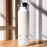 Bouteille D'eau Neutre Élégant Moderne Minimaliste Nom Monogramme<br><div class="desc">Élevez votre routine d'hydratation avec notre bouteille d'eau noire Monogramme moderne classique élégant. Conçue avec soin, cette bouteille d'eau allie élégance intemporelle et minimalisme contemporain, ce qui en fait un accessoire élégant et fonctionnel pour votre quotidien. Réalisée avec précision et attention au détail, cette bouteille d'eau est plus qu'un simple...</div>