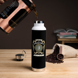 BOUTEILLE D'EAU NEVER UNDERESTIMATE POWER OF A JOHNSON