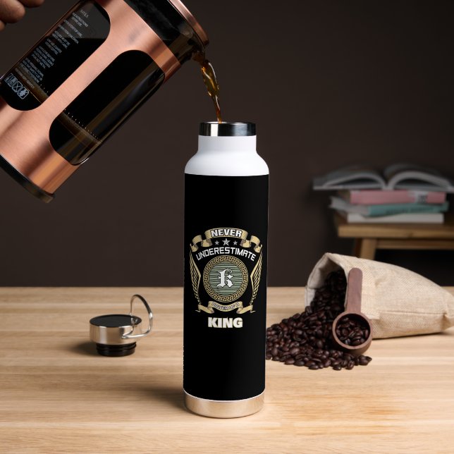 BOUTEILLE D'EAU NEVER UNDERESTIMATE POWER OF A KING (Café (pivoté))